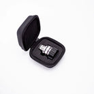 Ein eleganter schwarzer und silberner ACUS Rod Guide Heavy Vape-Mod mit strukturierter Grifffläche in einem schützenden Etui mit Reißverschluss