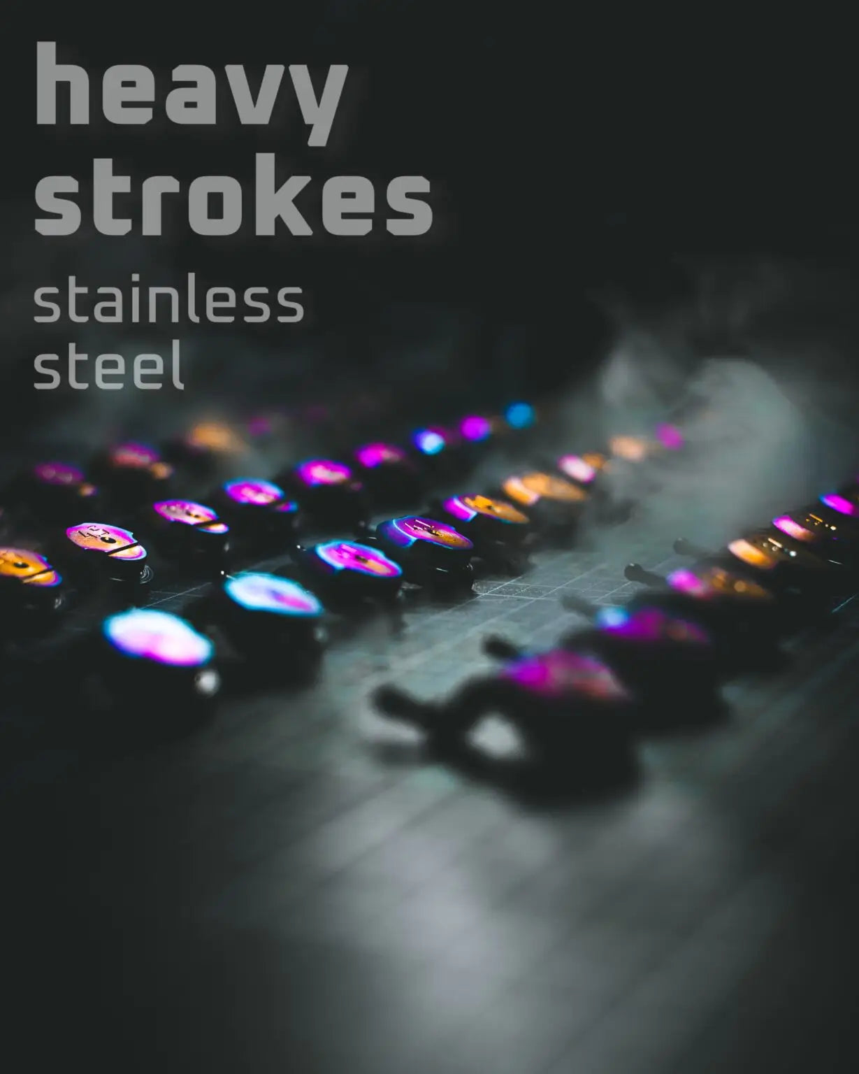 Rows von schweren Edelstahl-Tastaturtasten mit schillernden, farbenfrohen Oberseiten aus der ACUS stroke Heavy-Serie