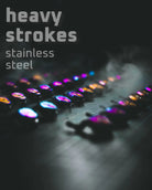 Rows von schweren Edelstahl-Tastaturtasten mit schillernden, farbenfrohen Oberseiten aus der ACUS stroke Heavy-Serie