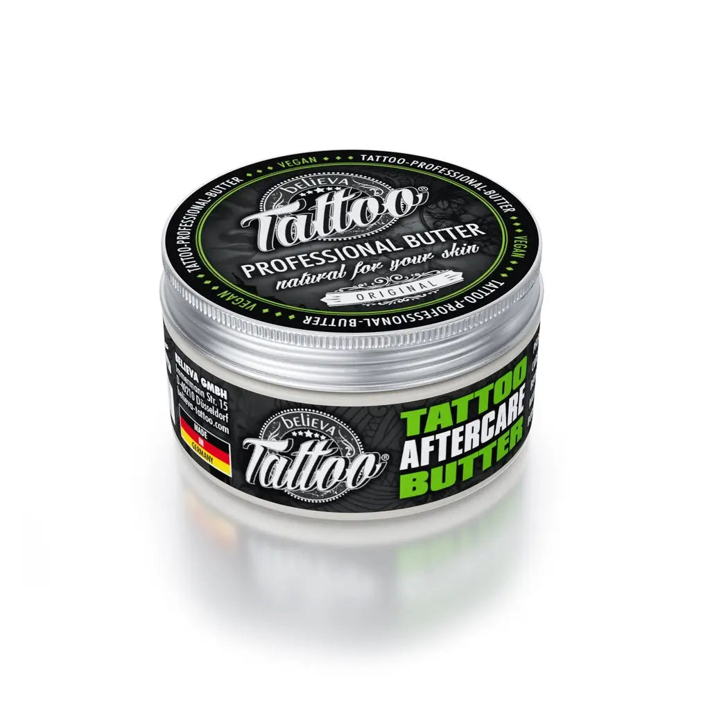 Silberner zylindrischer Behälter mit BELIEVA Tattoo Butter Aftercare, schwarzem und grünem Etikett zur Tattooheilung, 100 ml
