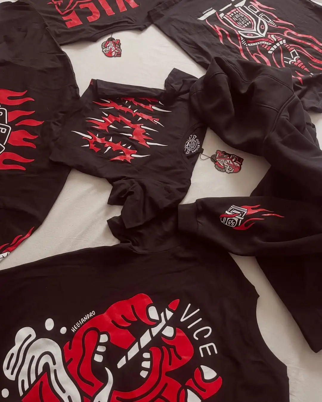 Schwarzer Hoodie mit rot-weißem Grafikdesign, das eine stilisierte Faust zeigt, die eine Zigarette hält, mit der Marke „vice“ in fetter Schrift.