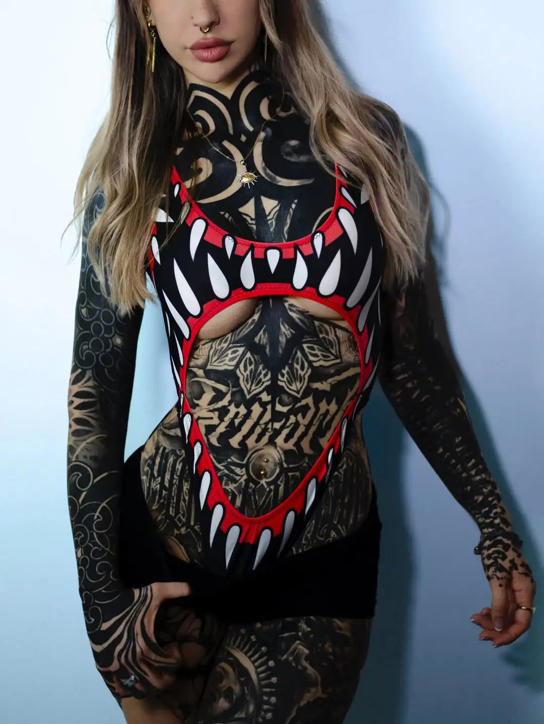 alt
Schwarzer und roter Grafik-Bodysuit mit weißem Zahndesign.