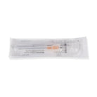 Eine sterile transparente Kunststoffverpackung mit zwei Braun Introcan Certo medizinischen Spritzen mit orangefarbenen Kolben