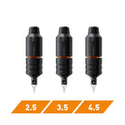 Three schwarze CHEYENNE Sol Nova V2 Tattoo-Maschinen mit orangefarbenen Akzenten und silbernen Nadeln, beschriftet mit den Nadelstärken 2.5, 3.5 und 4.5