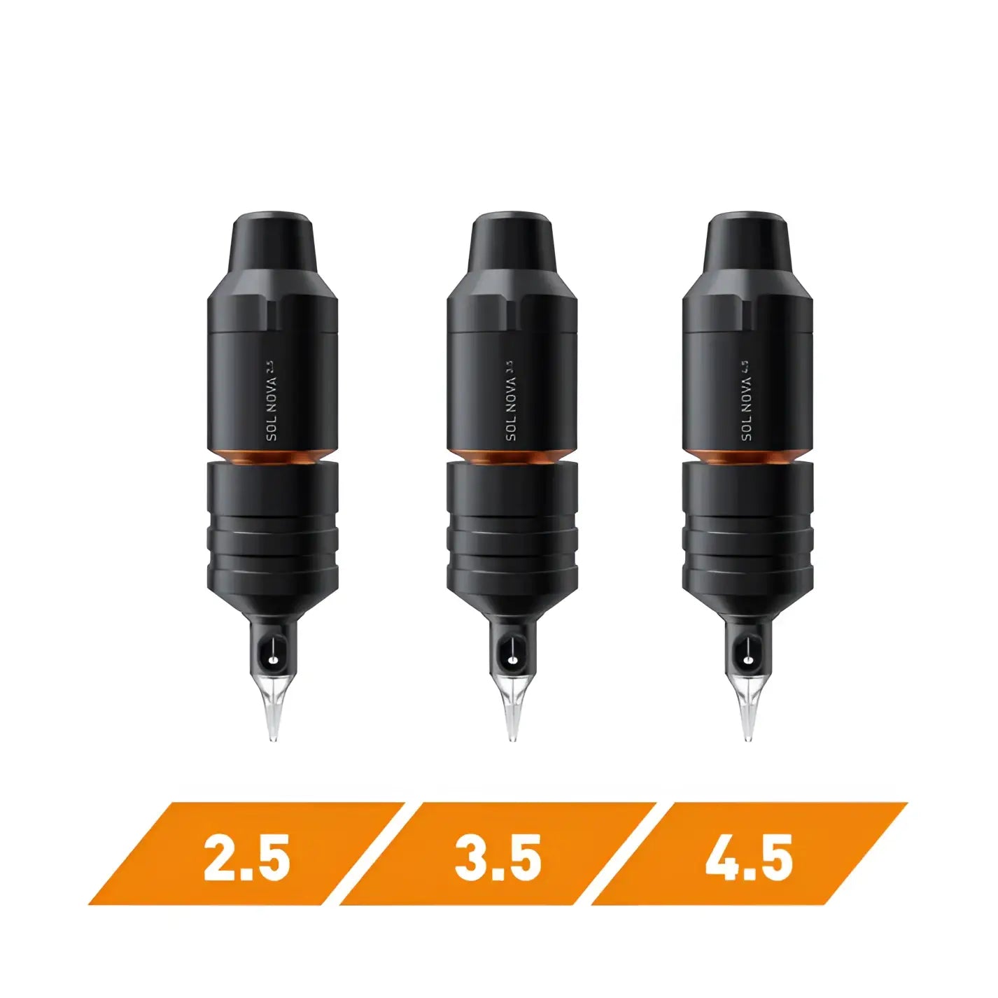 Three schwarze CHEYENNE Sol Nova V2 Tattoo-Maschinen mit orangefarbenen Akzenten und silbernen Nadeln, beschriftet mit den Nadelstärken 2.5, 3.5 und 4.5