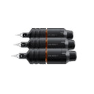 Drei schwarze CHEYENNE Sol Nova V2 Tattoo-Maschinen mit Kupferakzenten und klaren Nadel tips für präzises Tätowieren