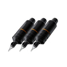 Three schwarze CHEYENNE Sol Nova V2 Tattoo-Maschinen mit goldenen Akzentbändern und klaren Nadel tips für präzises Tätowieren