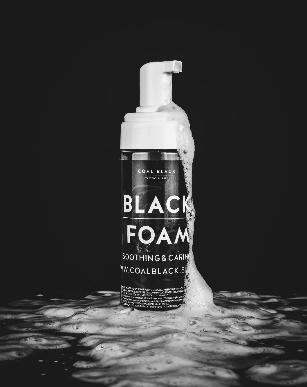 COAL BLACK schwarzer Schaum für die Tattoo-Nachsorge in einer transparenten Flasche mit weißem Pumpspender zur beruhigenden Hautpflege