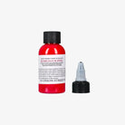 Eine leuchtend rote Plastikflasche mit dermaglo Kaugummirosa-Künstlerpigment, schwarzem Schraubverschluss und angebrachter Tropfpipette