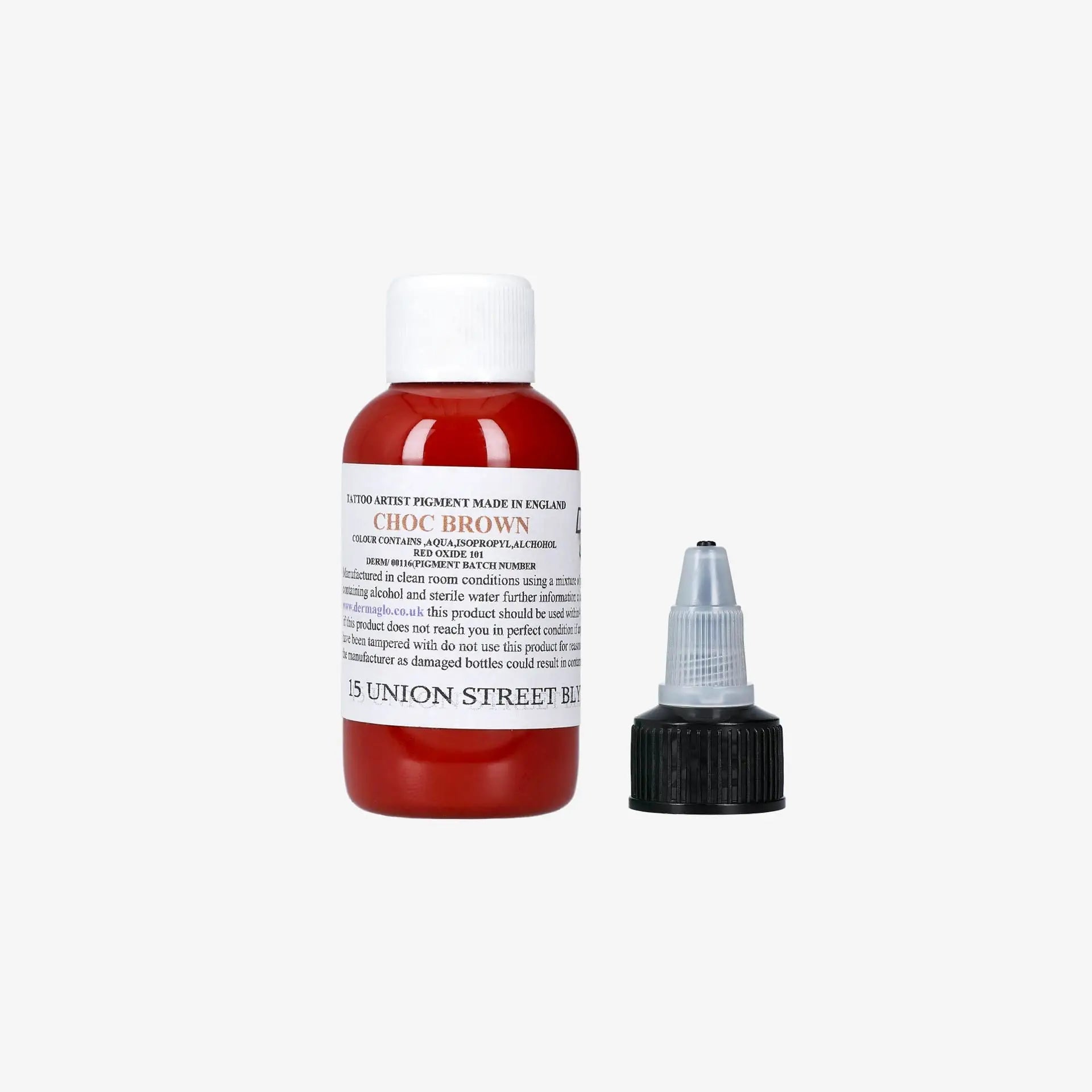 Eine kleine durchscheinende rote Flasche mit schokoladenbraunem dermaglo-Tattoo-Pigment, weißem Verschluss und schwarzem Schraubdeckel