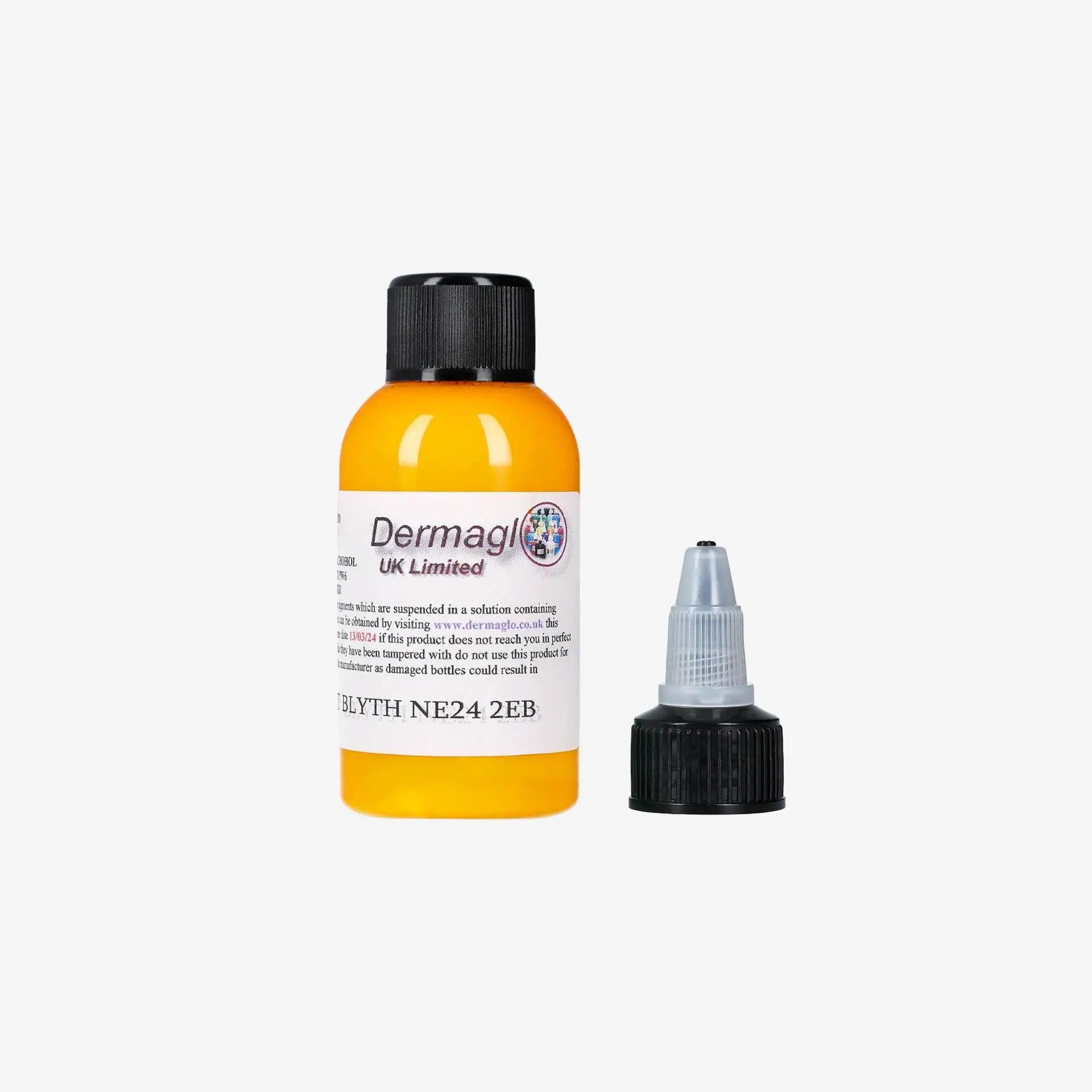 Leuchtend orangefarbene, flüssigkeitsgefüllte Dermagl UK Limited-Flasche mit schwarzem Verschluss und Tropfer für Tattoo-Farben in goldgelber Farbe