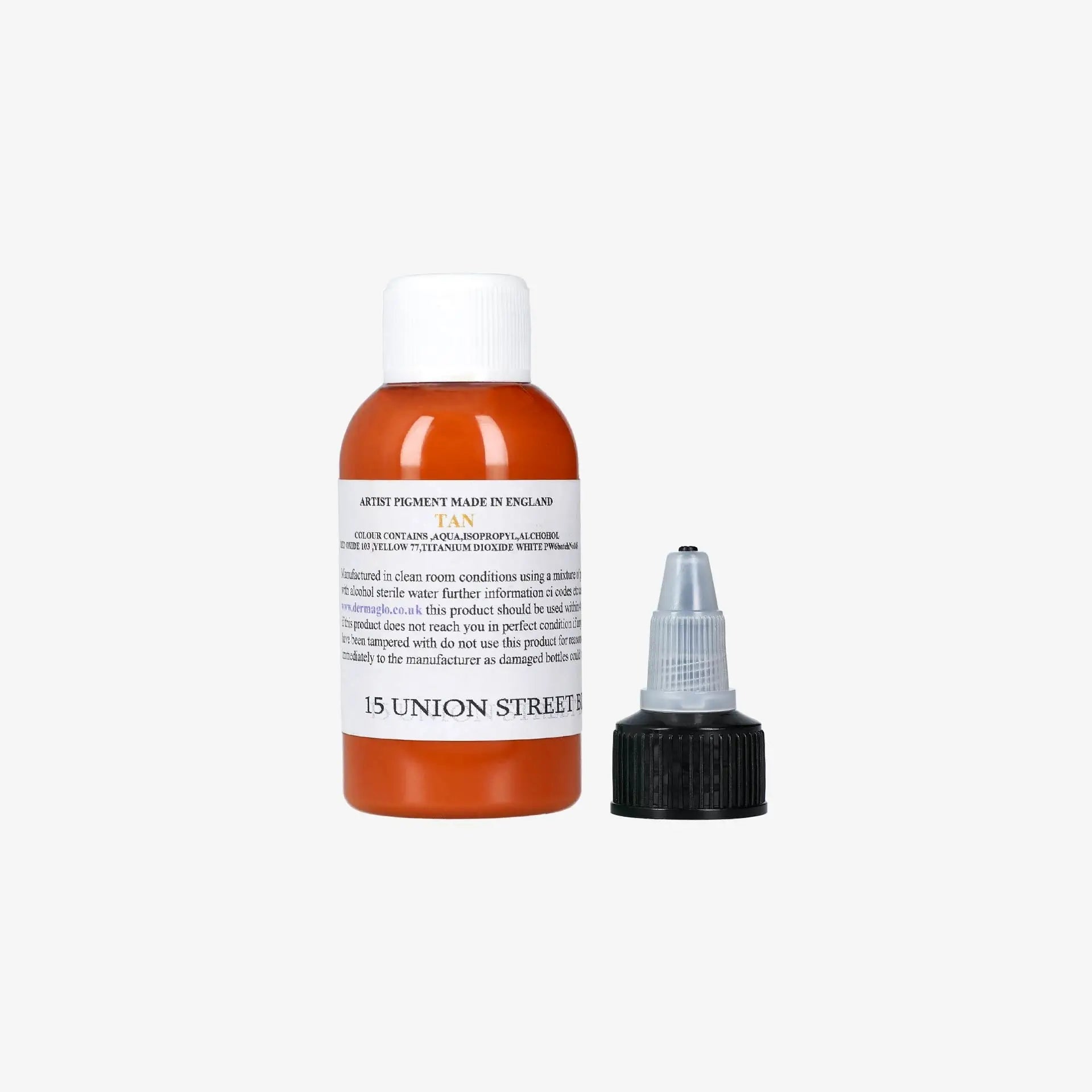 Orangefarbene Künstlerpigmentflasche mit weißem Verschluss und schwarzer Pipette, beschriftet mit 15 Union Street in dermaglo tan product
