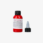 Eine leuchtend rote, glänzende Plastikflasche mit schwarzem Schraubverschluss, beschriftet mit true love red von 15 union street dermaglo-Produkt