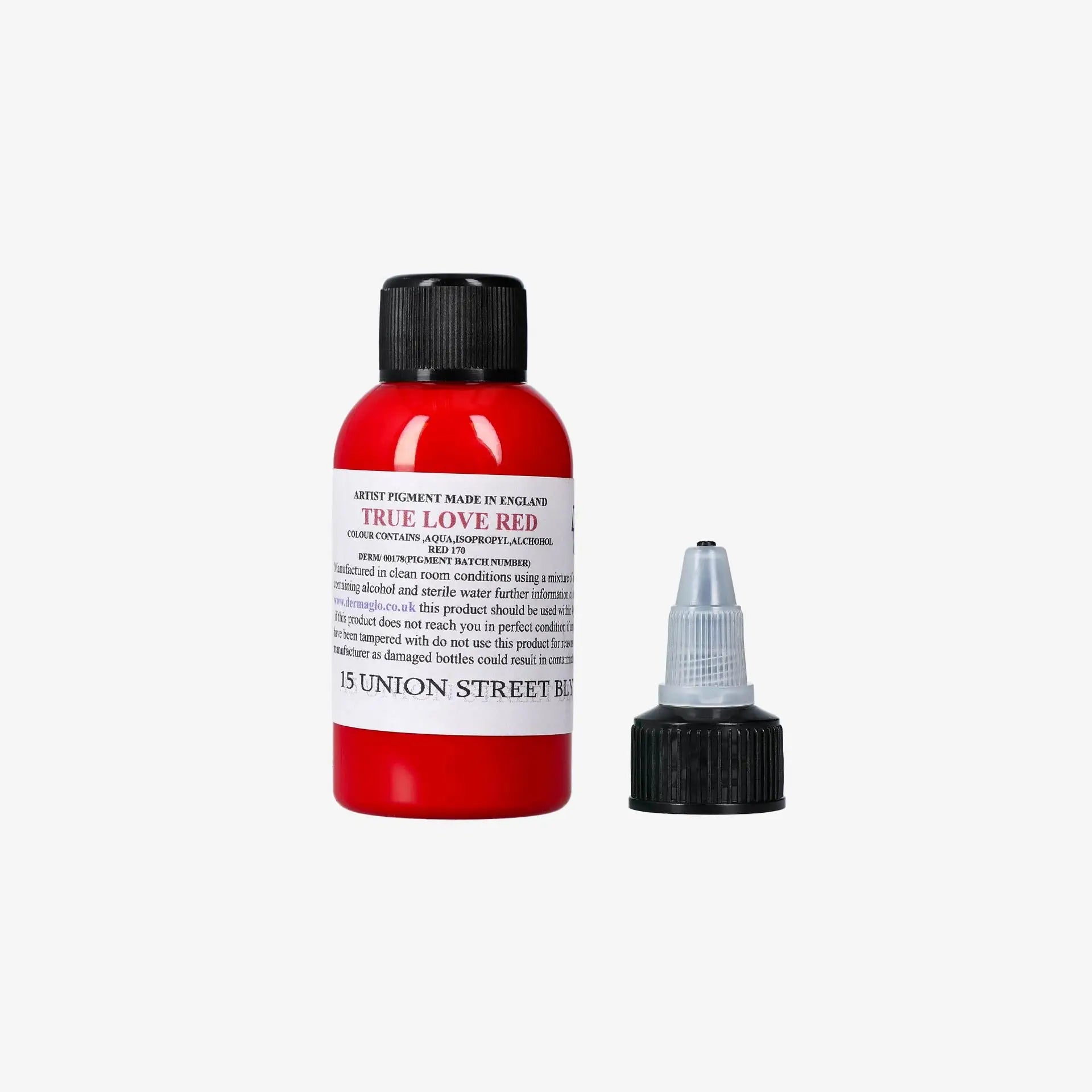 Eine leuchtend rote, glänzende Plastikflasche mit schwarzem Schraubverschluss, beschriftet mit true love red von 15 union street dermaglo-Produkt