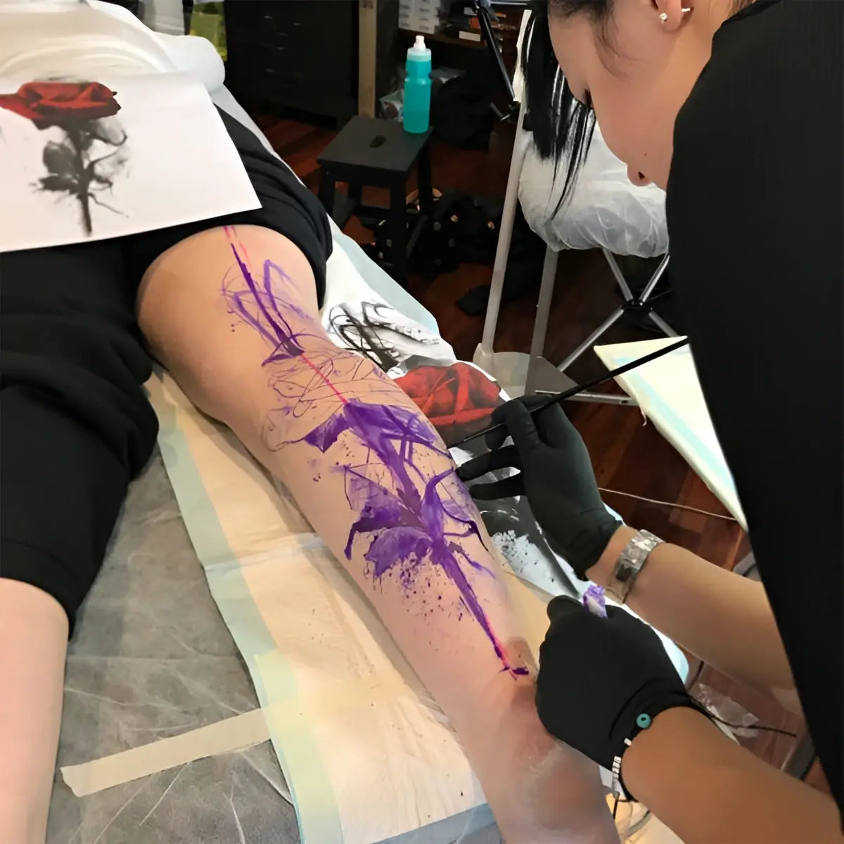 Lila Tattoo-Farben werden auf ein Bein mit electrum nox violet Hektograf, Freihand-stencil und Farben 60ml aufgetragen.