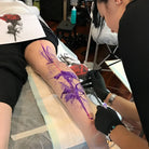 Lila Tattoo-Farben werden auf ein Bein mit electrum nox violet Hektograf, Freihand-stencil und Farben 60ml aufgetragen.