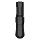 Schwarze zylindrische fk irons One Adjust kabellose Tätowiermaschine mit strukturiertem Griff und graviertem Logo im Stealth-Design