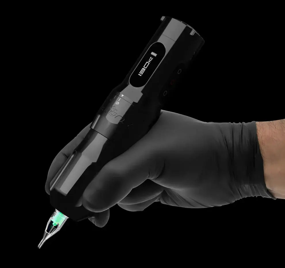 Schwarze kabellose Tattoo-Maschine von fk irons mit leuchtend grünem Nadel-TIP und digitalem 180hz-Display