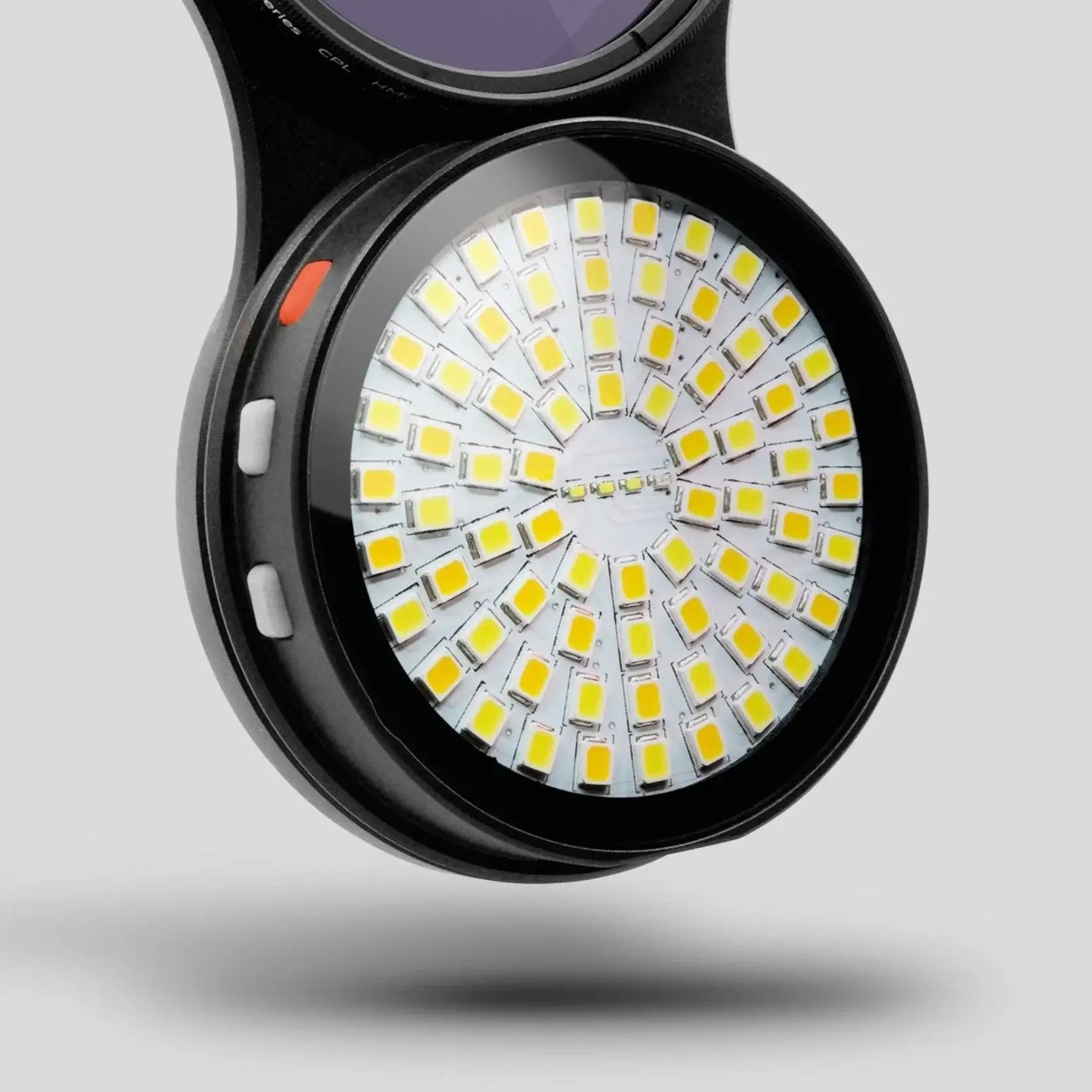 Schwarzes, rundes LED-Licht mit gelblich-weißen LEDs in konzentrischen Kreisen und orangefarbenem Netzschalter an der GOAT G8 V2 Combo-Seite