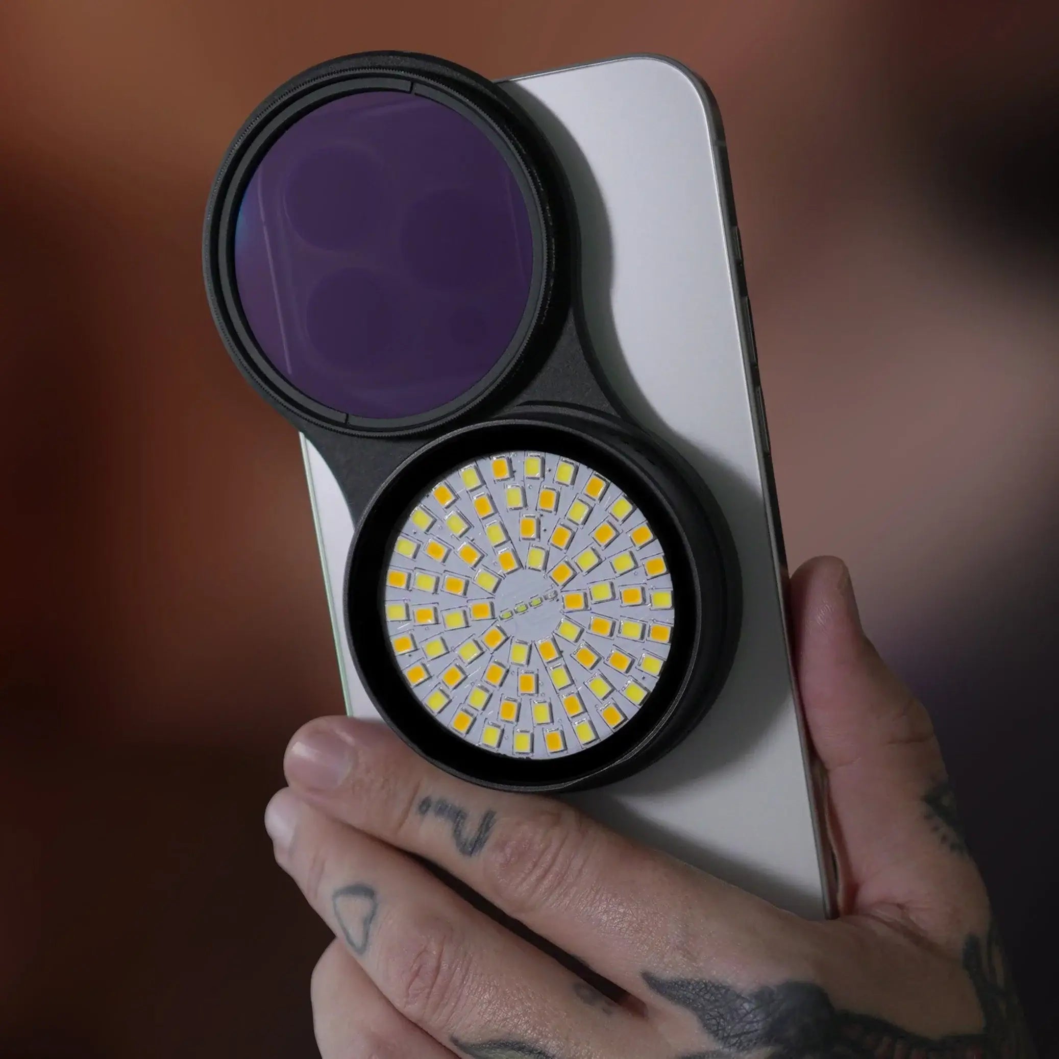 Schwarzer runder Handy-Objektivaufsatz mit violettem Filter und LED-Lichtpanel aus dem GOAT g8 v2 Kombiprodukt
