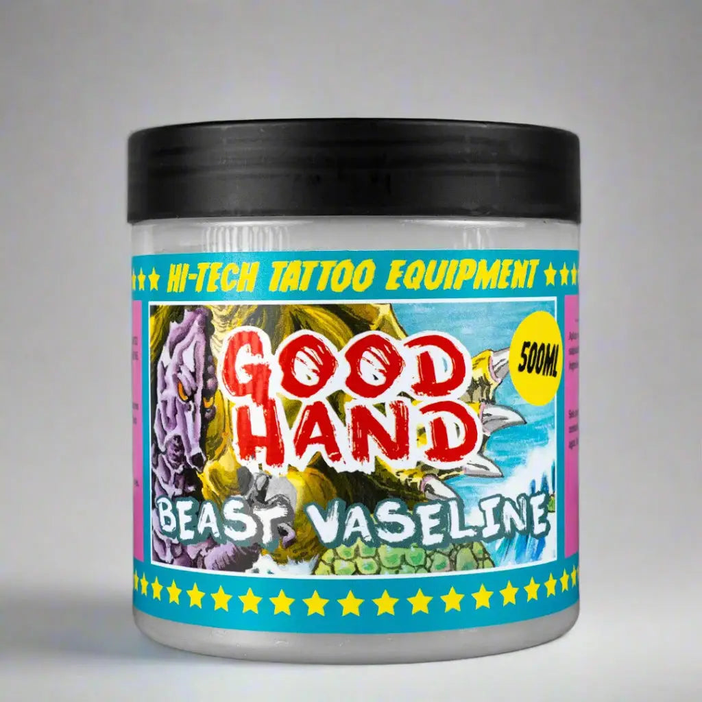 Eine lebendige, im Cartoon-Stil gestaltete good hand Beast Vaseline 500ml in einem Tiegel mit schwarzem Deckel und farbenfrohem türkisfarbenem Etikett