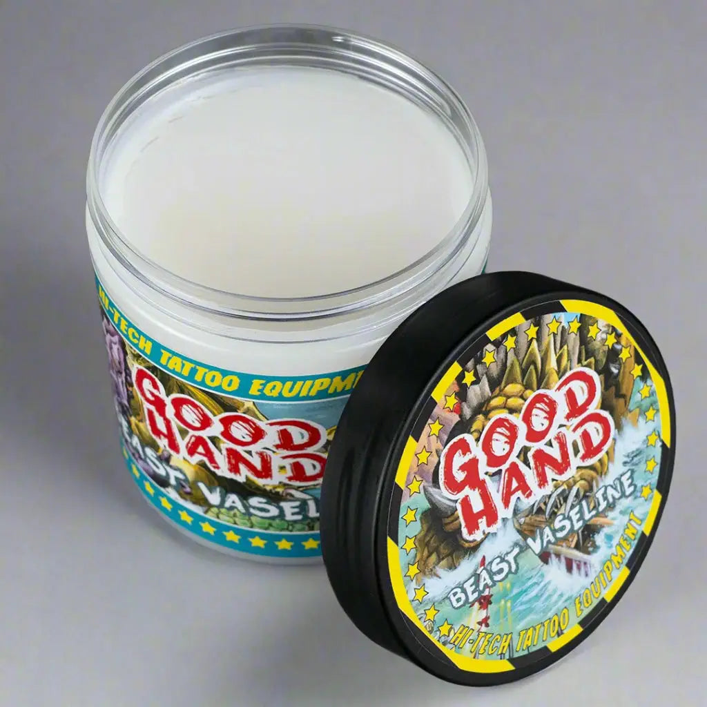 Eine weiße, cremige Vaseline in einem klaren Glasgefäß mit schwarzem Deckel und farbenfrohem good hand-Biest-Branding sowie Biest-Bildsprache