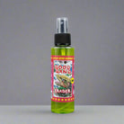 Auffällige grüne GOOD HAND Radiergummi-Sprühflasche mit schwarzer Düse und auffälligem rotem Etikett auf pinkem Hintergrund mit Alligator-Illustration