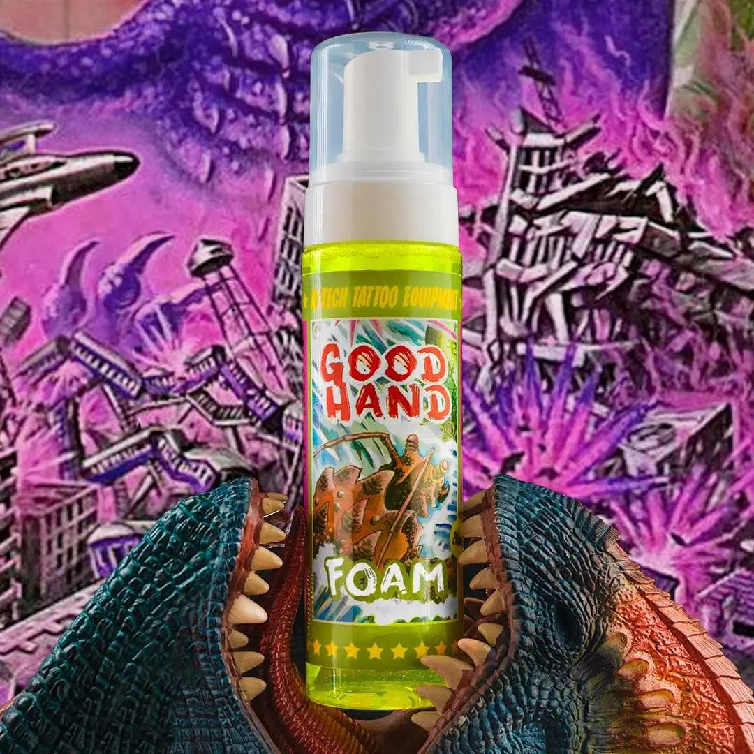 Eine leuchtend gelbe, schäumende Handdesinfektionsmittelflasche mit weißer Pumpe, beschriftet mit good hand foam und mit Cartoon-Motiv