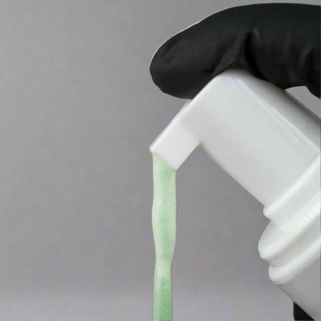alt
Eine weiße Kunststoff-Sprühflasche mit good hand Schaum und einer Pumpdosierung, die hellgrünen Flüssigschaum abgibt