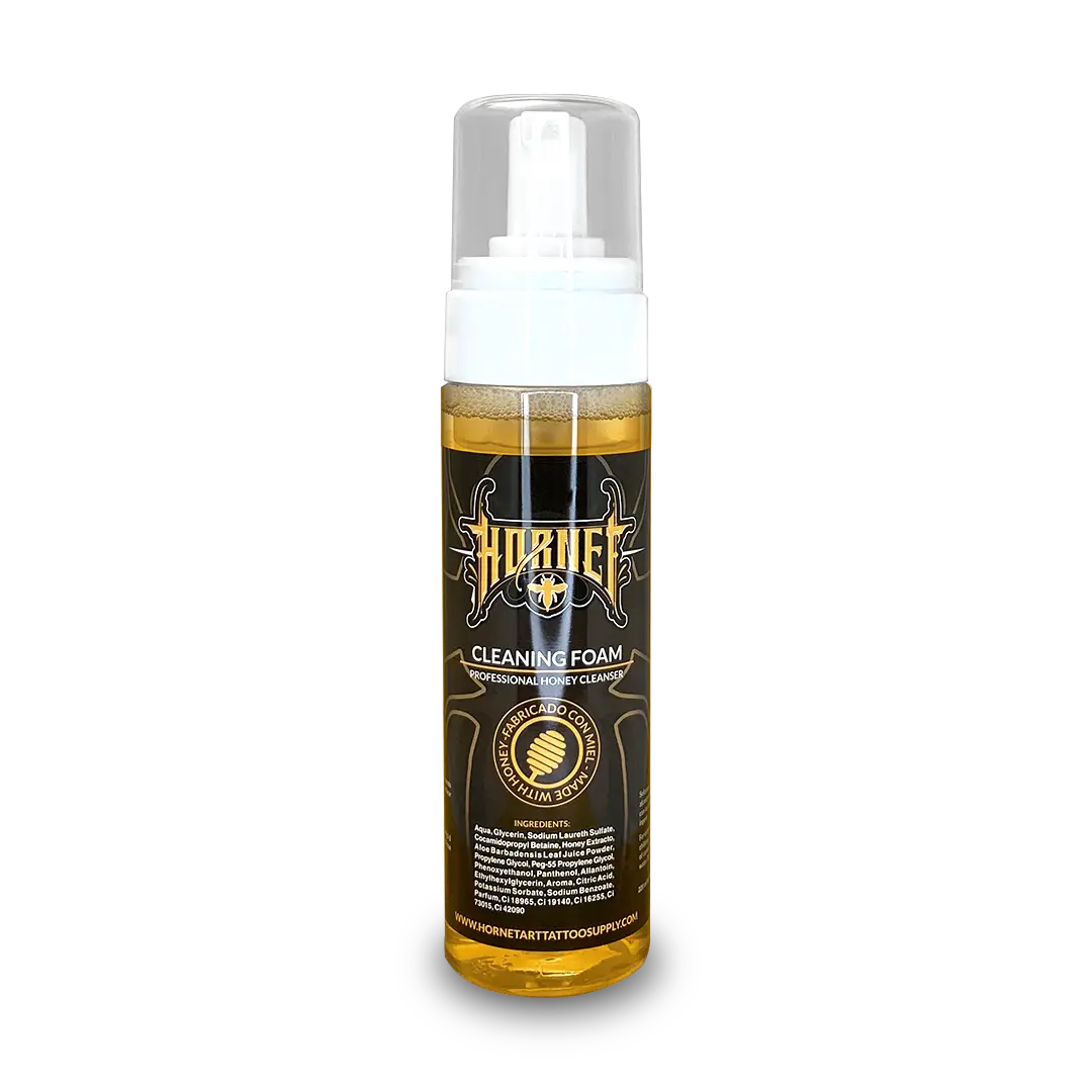 HORNET-Reinigungsschaum 220 ml in einer klaren Flasche mit weißer Sprühdüse und schwarzem Etikett mit goldgelbem Schaum