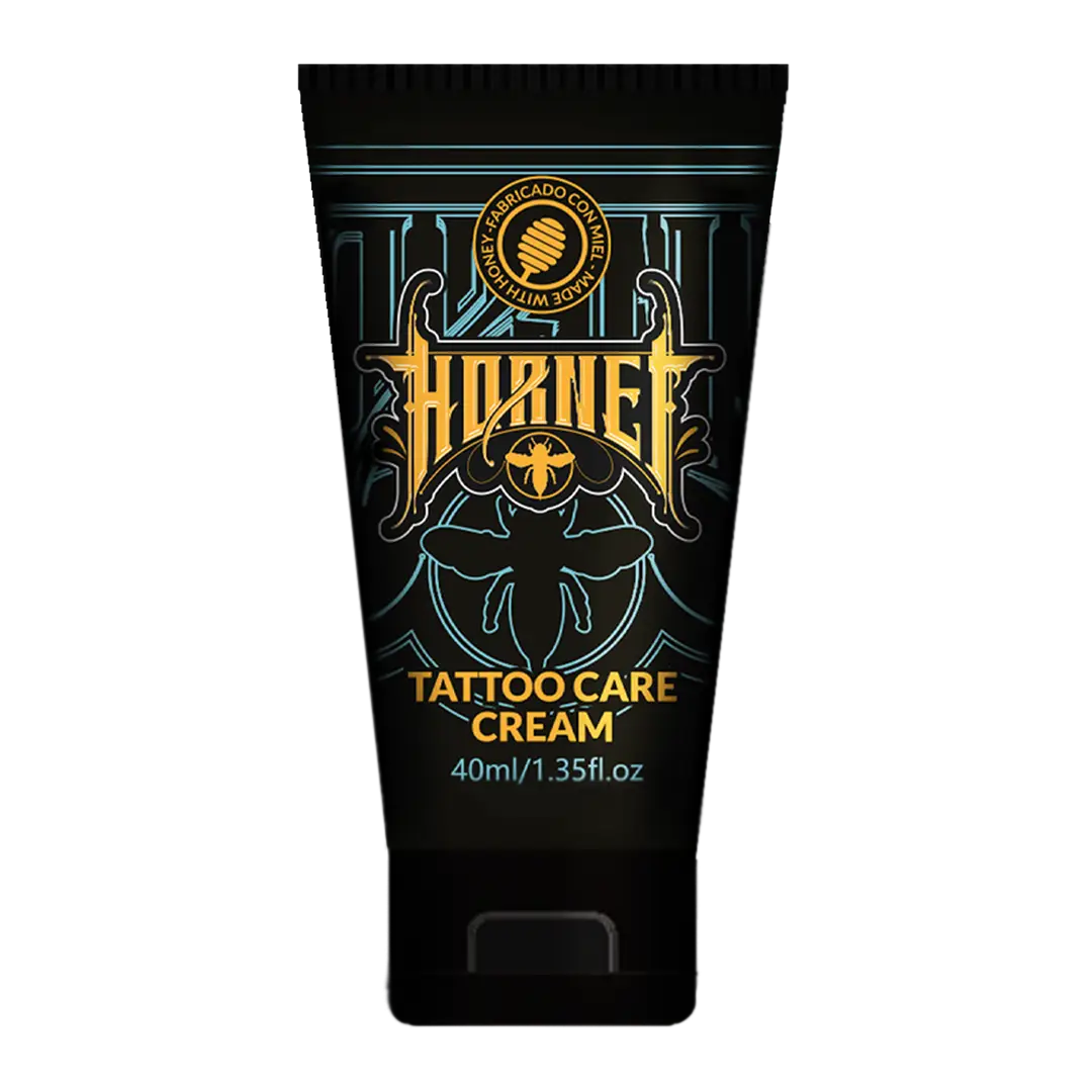 Schwarze tube mit HORNET Tattoo-Pflegecreme mit goldenem und türkisfarbenem Neon-Bienen-Branding für die Tattoo-Nachsorge