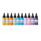 Une rangée de dix bouteilles de couleur intenze pastel pour tatouage, à bouchons noirs, aux teintes vives comme crème de banane et lavande.