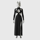 Silberne Puppe mit schwarzem Kleid