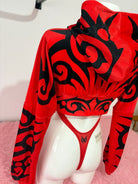 Crop top a maniche lunghe in velluto rosso con motivi tribali neri della collezione kalu ibiza much tribal vice attitude