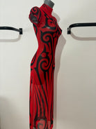 alt
Abito lungo rosso trasparente Kalu Ibiza Much Tribal Street Fighter con audaci motivi a spirale neri ispirati ai tribali