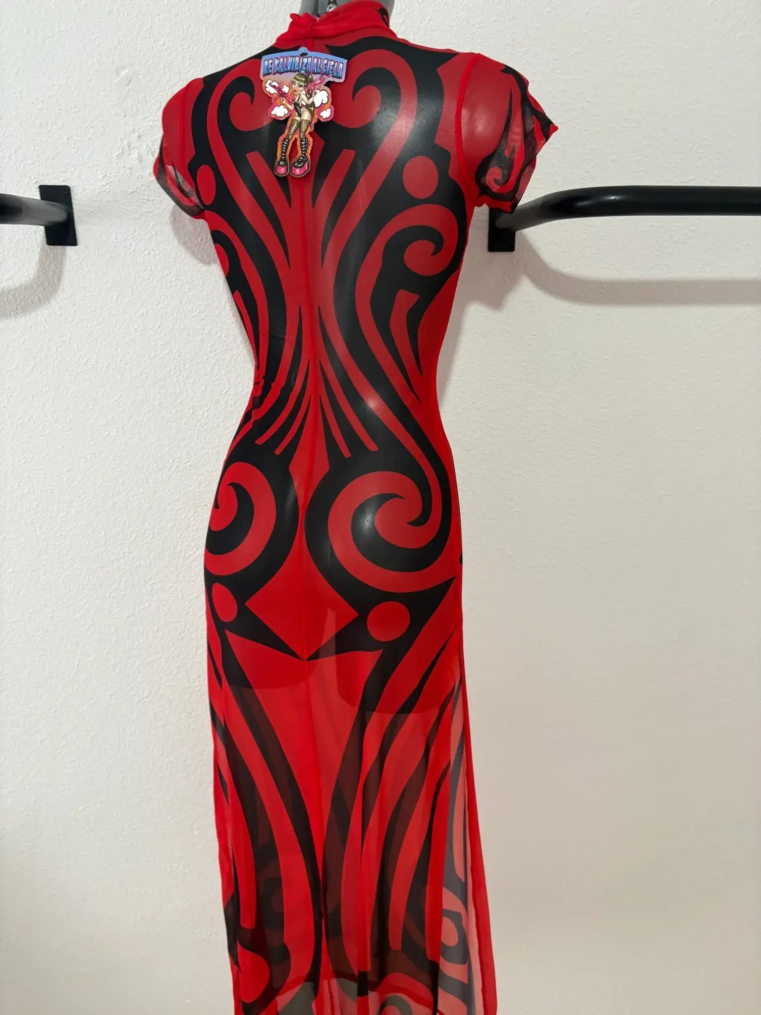 Un vivace abito street fighter Kalu Ibiza rosso con audaci vortici tribali neri e colletto alto, perfetto per uno stile muchacha navaja