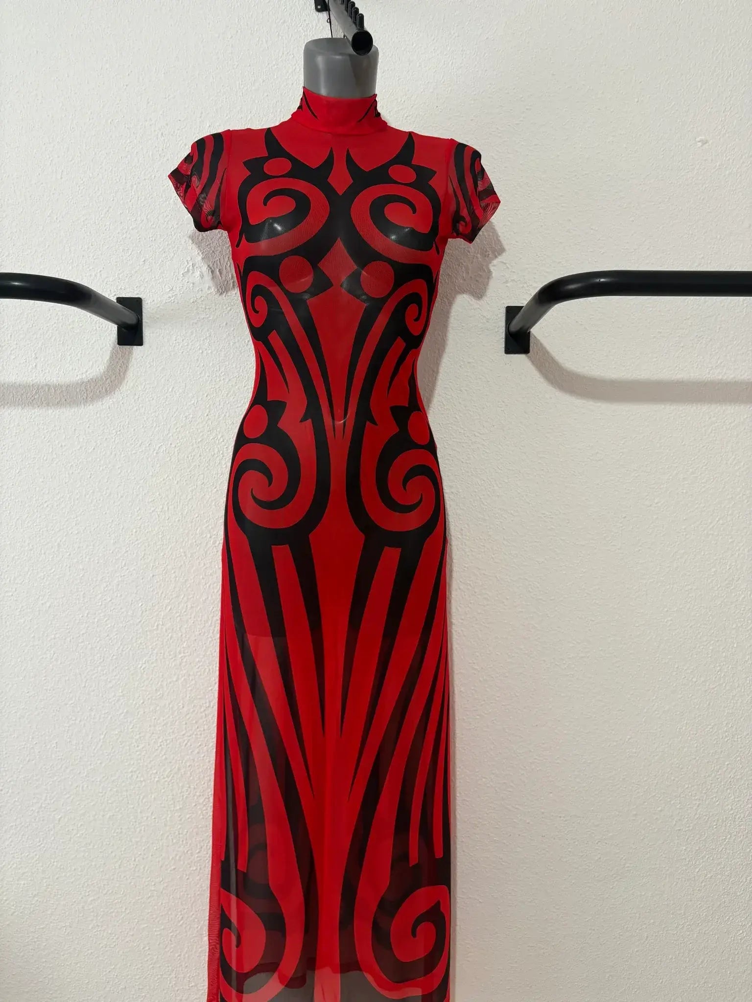 Un sorprendente abito in lattice rosso e nero in stile street fighter Kalu Ibiza, con audaci motivi tribali a spirale, stile muchacha navaja