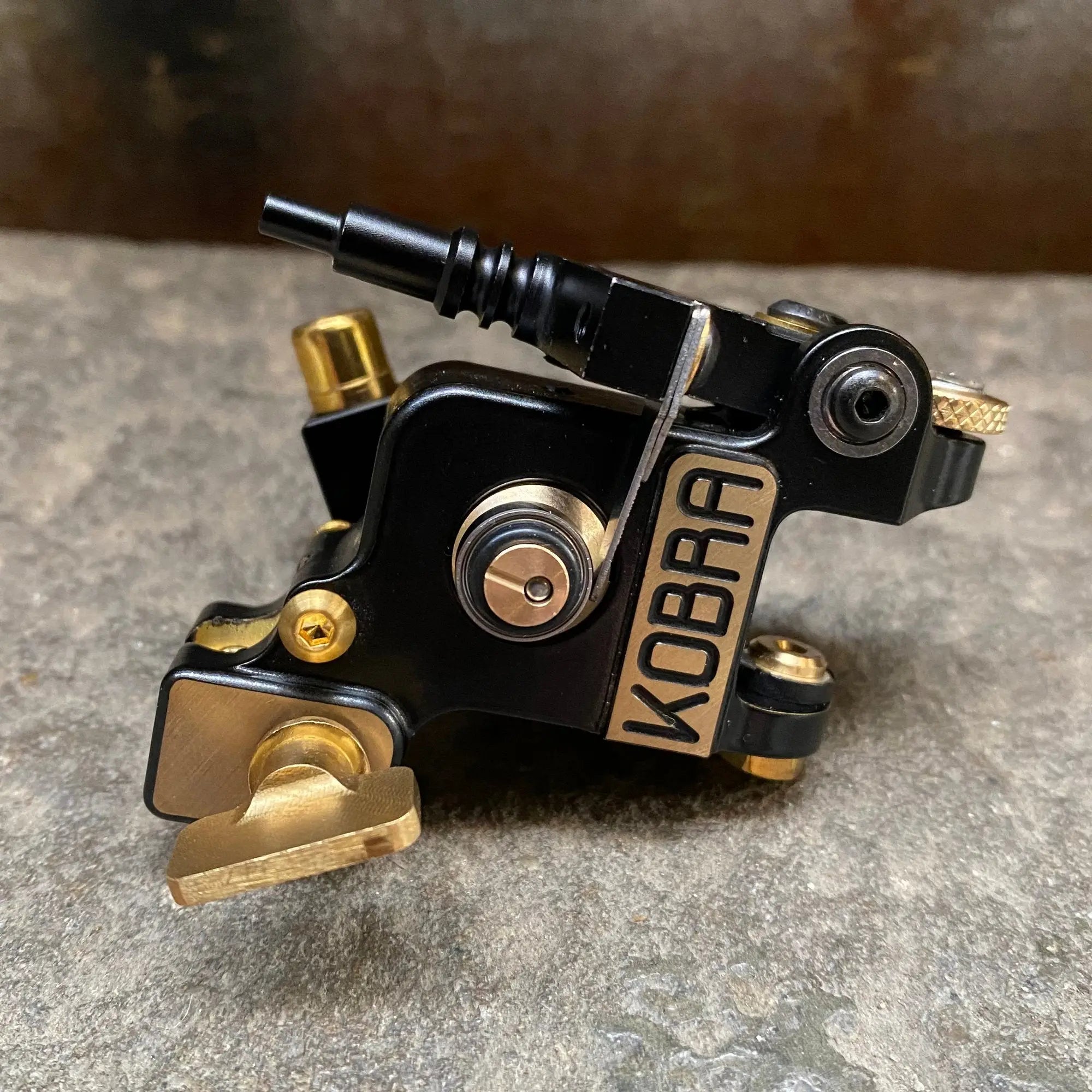 Black and gold kobra irons liner 02r tattoo machine with metallic accents designed for precision lining