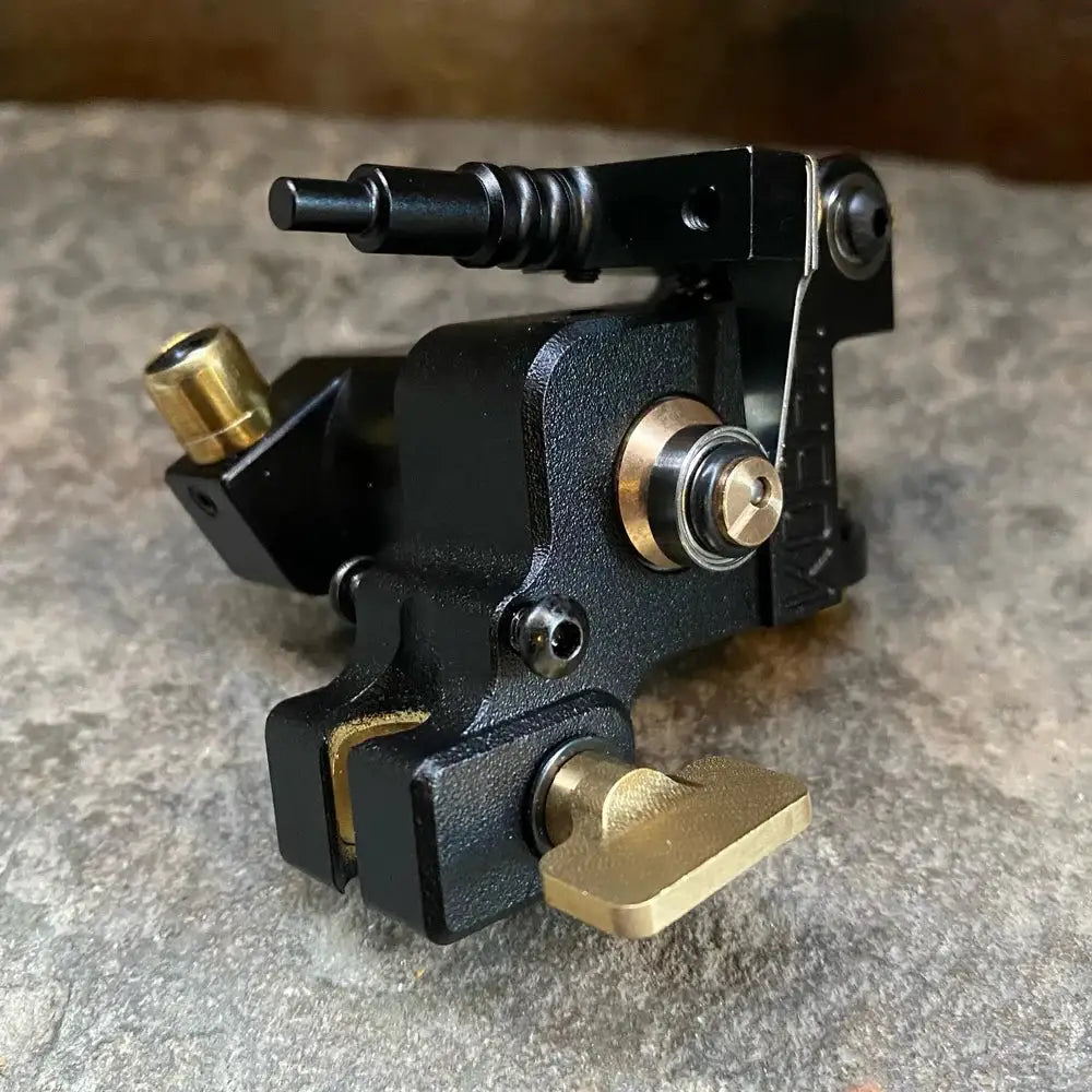 Kobra Irons liner 02r black txt tattoo machine in black and brass with a sturdy industrial design