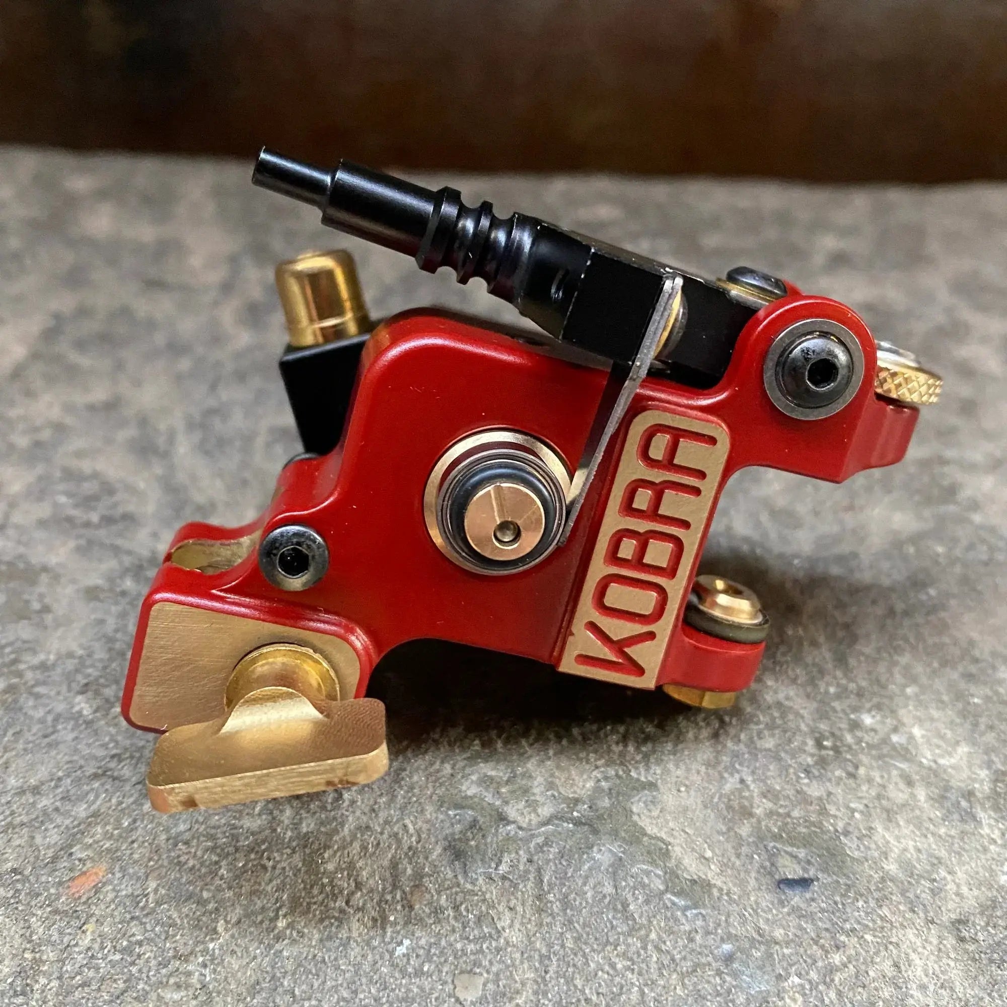 Red and gold kobra irons liner 02r burgundy tattoo machine with black needle holder for precise lining