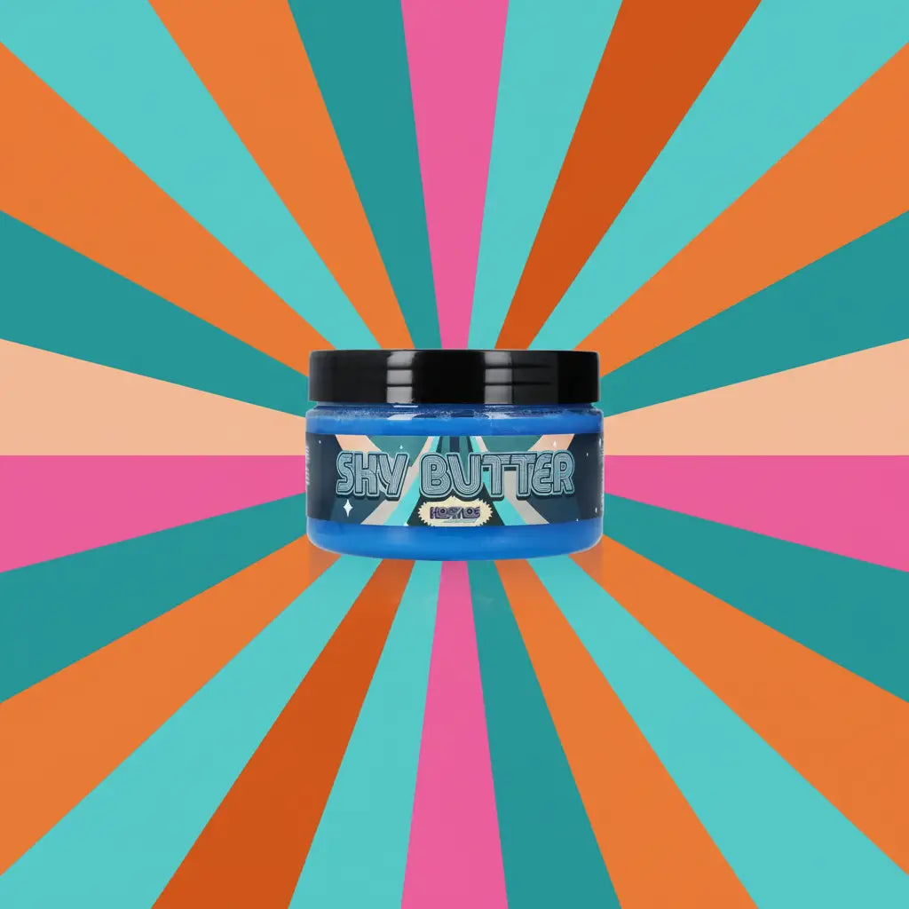 Ein leuchtend blauer, glänzender KOSMOS Sky Butter Slime im Glas mit schwarzem Deckel und farbenfrohem Etikett, das die weiche Buttertextur zeigt