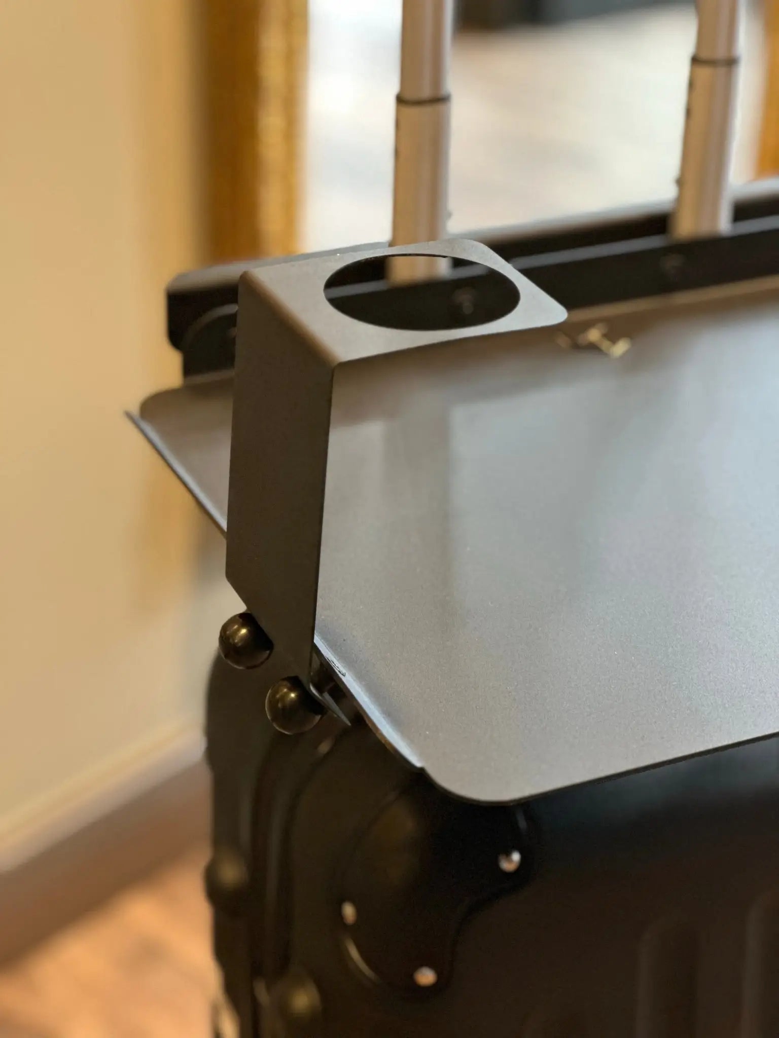 Schwarzes Metall-Ablagetablett mit kreisförmiger Aussparung für einen Trinkbecher im Lt Tattoo-Reisetischdesign