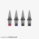 Vier halbtransparente graue piranha cartridge Fine-Line-Premium-Tattoonadeln mit pinken, violetten, schwarzen und dunkelgrauen Farbenkammern