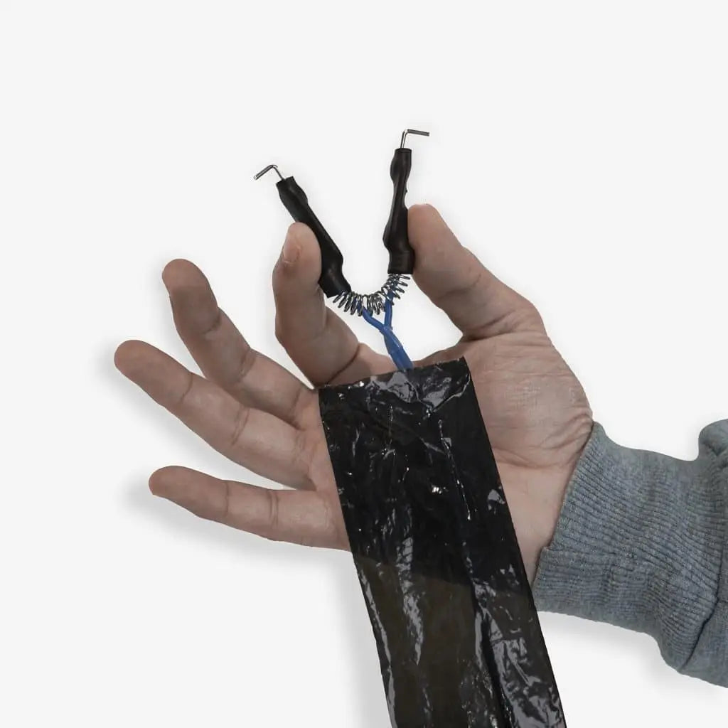 Black–Elektrischer Stimulator mit Kunststoffgriff und Metallzinken sowie Spiralfeder für PIRANHA-Clipkabel-Abdeckhüllen