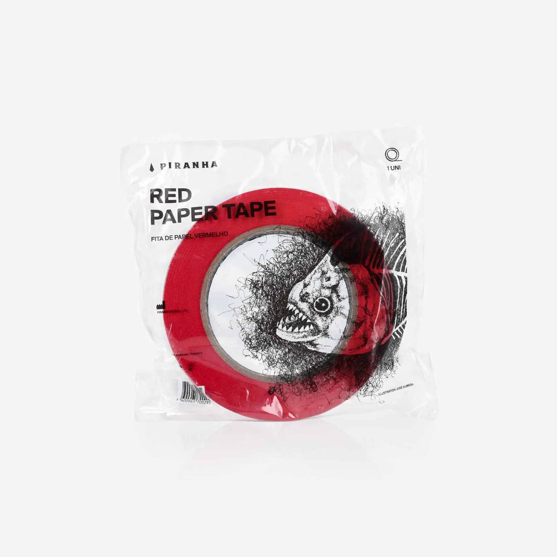Rolle rotes Papierklebeband mit Schwarz-Weiß-Illustration eines PIRANHA, verpackt in transparenter Kunststofffolie für Bastelzwecke