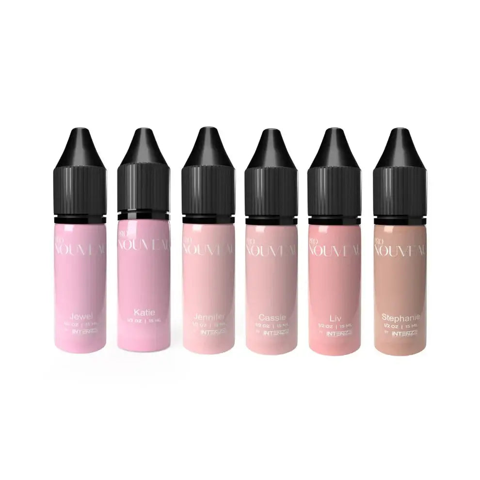 Sechs schlanke transparente Flaschen mit schwarzen Verschlüssen, gefüllt mit rosig-beiger Flüssigkeit aus dem PRO NOUVEAU Blush-Kollektion-Set