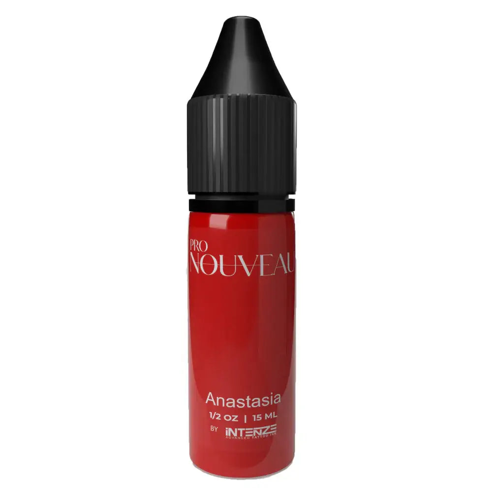 A vibrant rote, glänzende Plastikflasche mit schwarzem Tropferdeckel, beschriftet mit PRO NOUVEAU Anastasia PMU-Pigment von INTENZE