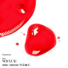 Ein leuchtend roter, glänzender, herzförmiger PMU-Pigmentbehälter mit weißen Streifen aus der PRO NOUVEAU Lips Collection Heather