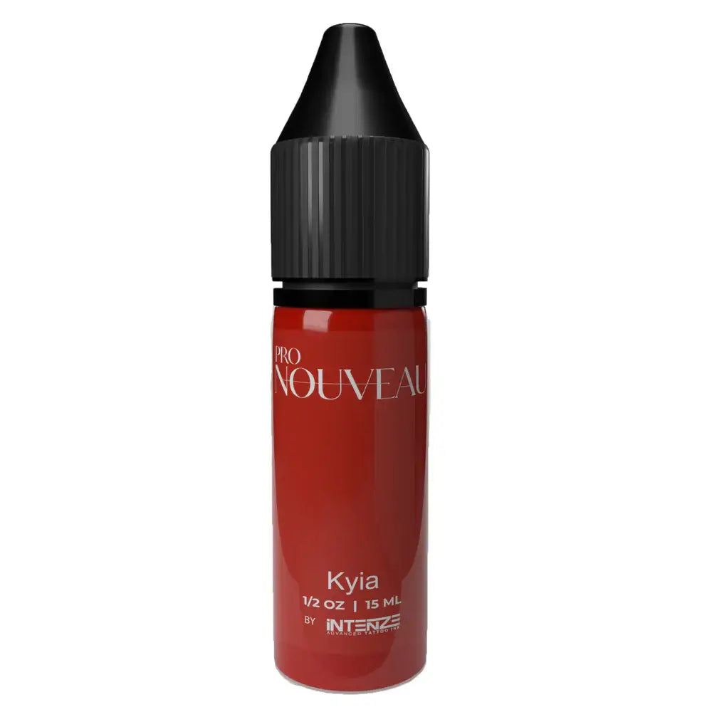 Eine elegante, rot flüssigkeitsgefüllte PMU-Pigmentflasche mit schwarzem Tropferdeckel, beschriftet mit PRO NOUVEAU KYIA von INTENZE für die Lippen