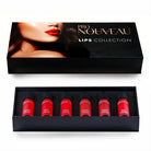 Schwarze rechteckige Box mit sechs roten zylindrischen PRO NOUVEAU Lipgloss-Flaschen der Lips Collection mit schwarzen Kappen